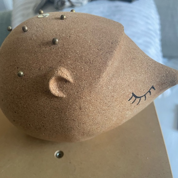 KATE SPADE HEDGEHOG CORKBOARD WITH GOLD PUSH PINS - Picture 2 of 7